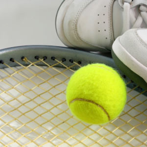 Detailfoto Tennisschuhe, Tennisschlaeger und Tennisball